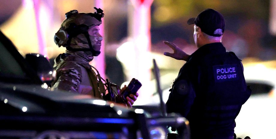 Вооруженная полиция на месте массовой стрельбы на пляже Бонди 14 декабря 2025 года в Сиднее,