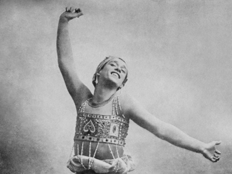 Вацлав Нижинский первым в истории исполнил танец с вращением на голове