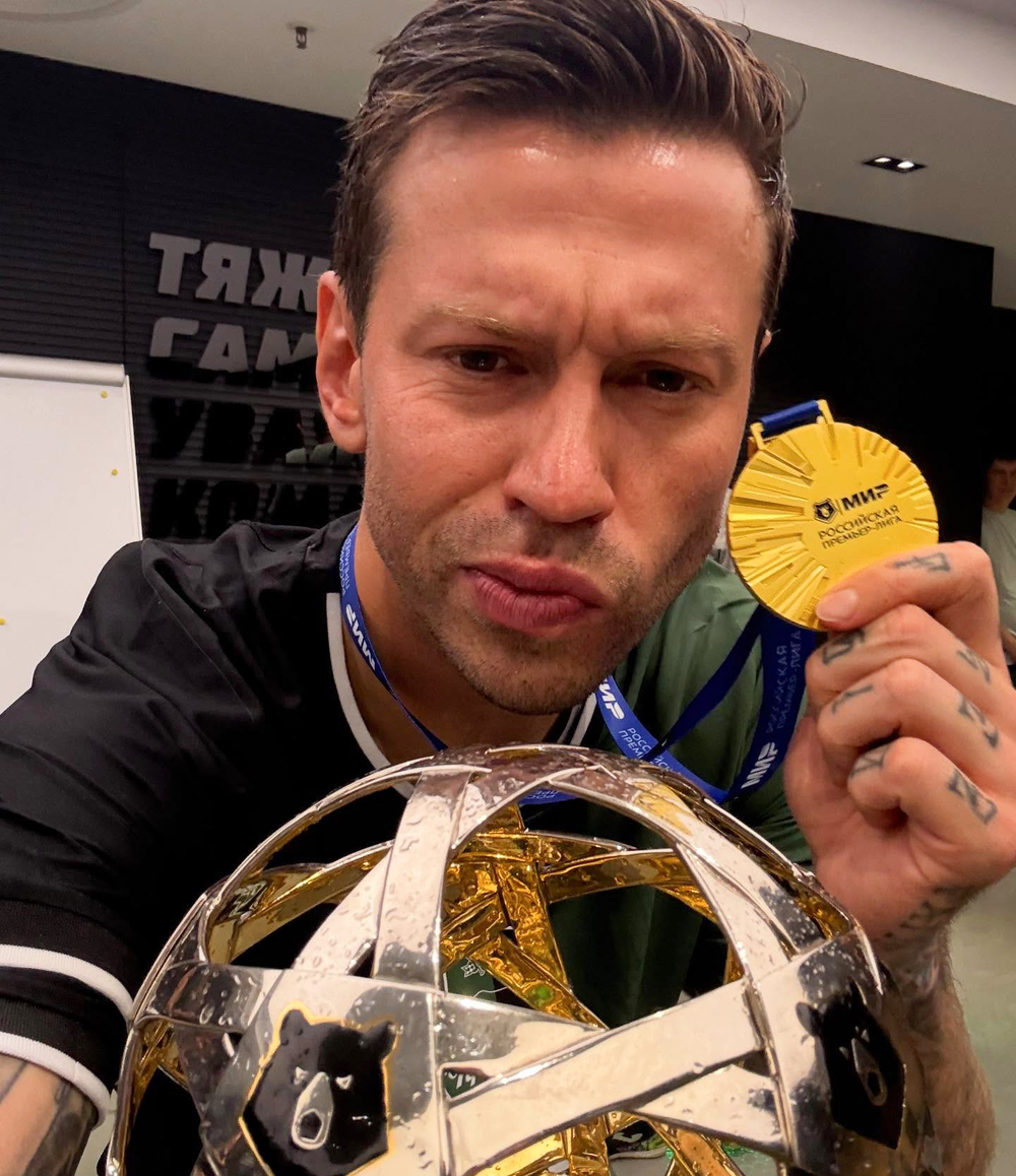 «Мой муж чемпион!!!!!!!»: жена Смолова рада победе «Краснодара» в чемпионате России