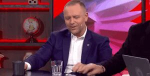 Президент Польши попал в курьезную ситуацию: у него выпал снюс во время прямого эфира (видео)»>