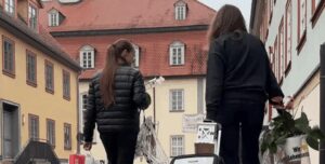 Украинцы массово уезжают из маленькой страны ЕС: посол назвала статистику»>