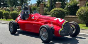 Украинские мастера воссоздали знаменитый непобедимый болид «Формулы-1» 50-х (фото, видео)»>