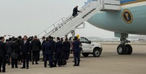 Делегация США перед вылетом домой выбросила все, что им давали в Китае: в чем причина»>