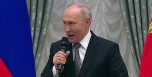 Путин не смог прокричать «ура»: росСМИ начали удалять позорное видео российского диктатора»>