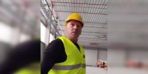 «Путин тебя ждет»: поляк напал на украинских коллег на заводе, полиция начала расследование (видео)»>
