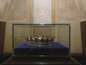 Спрятанные в начале Второй мировой войны королевские сокровища найдены под собором