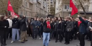 «Долой царя!»: в столице РФ полиция разогнала митинг коммунистов, задержаны 60 человек (видео)»>