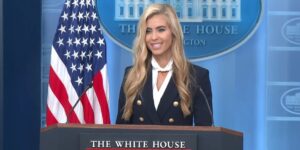 Не прошло и недели: от Трампа ушла очередная пресс-секретарь «из-за издевательств»»>